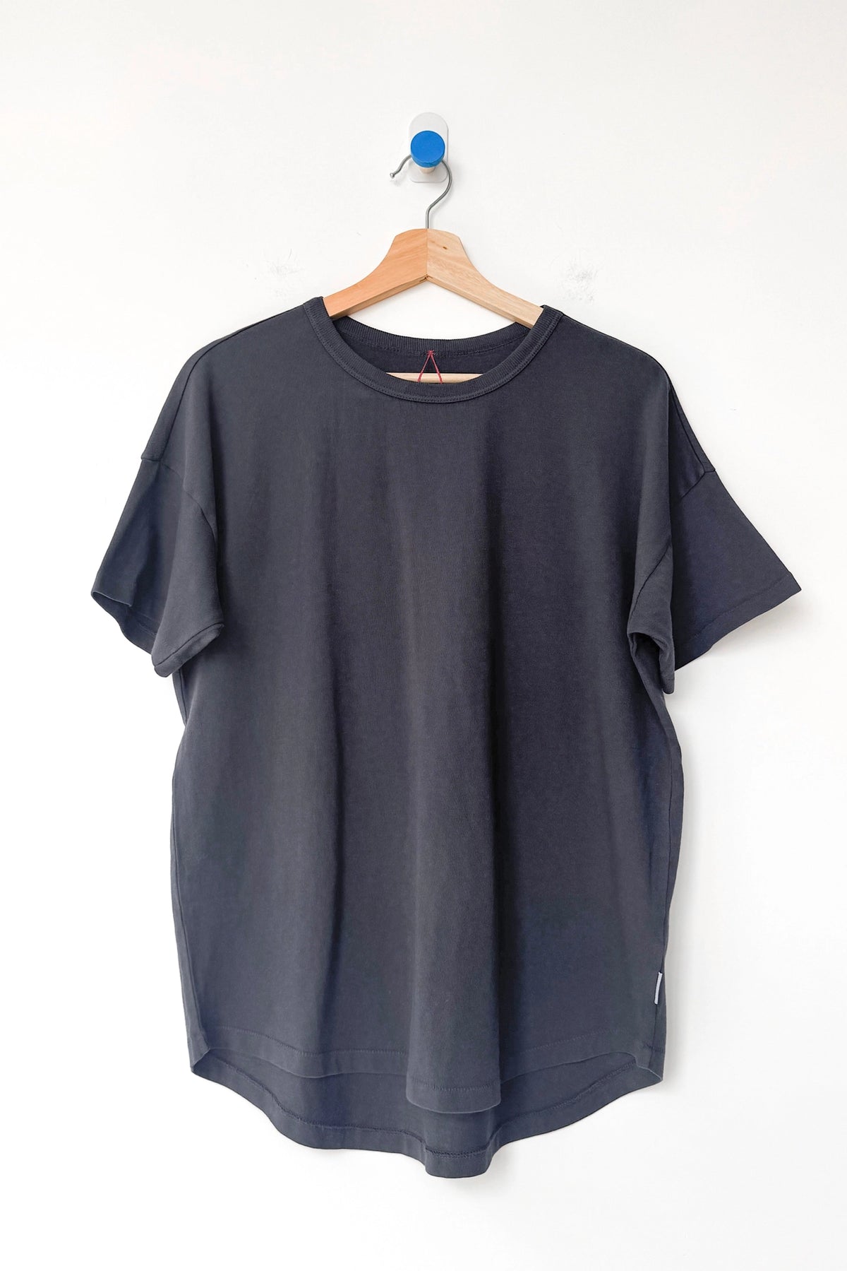 Her Tee | Carbon